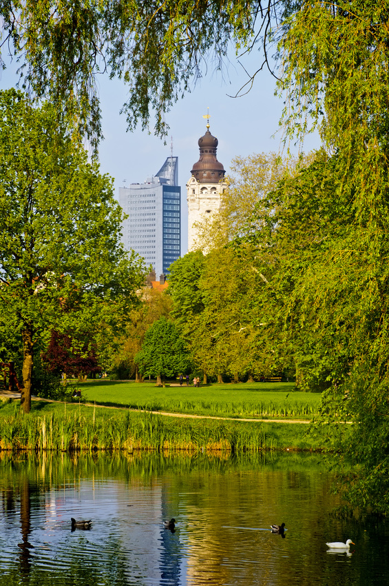 Blick auf Leipzigs Universitätshochaus und Rathausturm