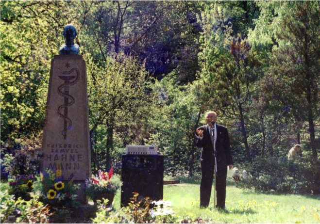 Willibald Gawlik am Hahnemanndenkmal in Meißen 1996